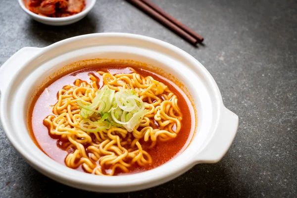 韩国辣方便面和泡菜 — 图库照片