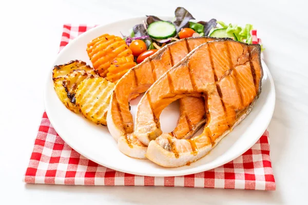 Filetto di bistecca di salmone alla griglia con verdure — Foto Stock