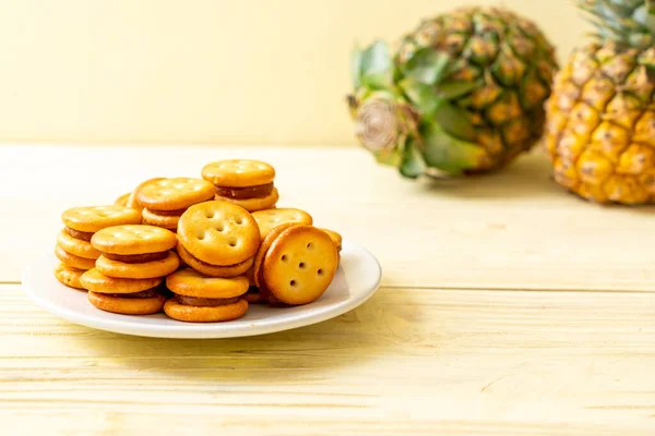 Kex med ananas sylt — Stockfoto