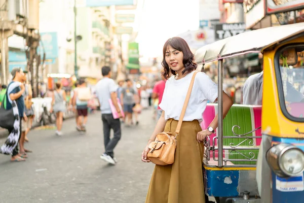 Glückliche und schöne asiatische Frau, die an der khao sarn Straße reist, tha — Stockfoto