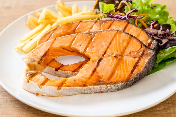 Filet de steak de saumon grillé avec frites — Photo