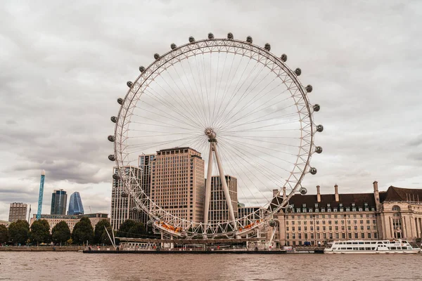 Londra / Uk - 2 Eylül 2019: Thames nehri ile Londra Gözü — Stok fotoğraf