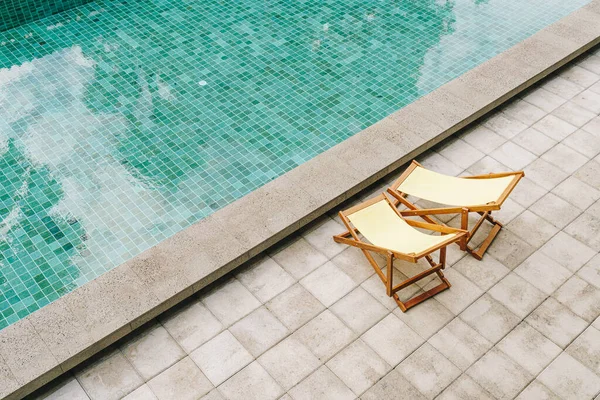 Cama de piscina em torno da piscina — Fotografia de Stock