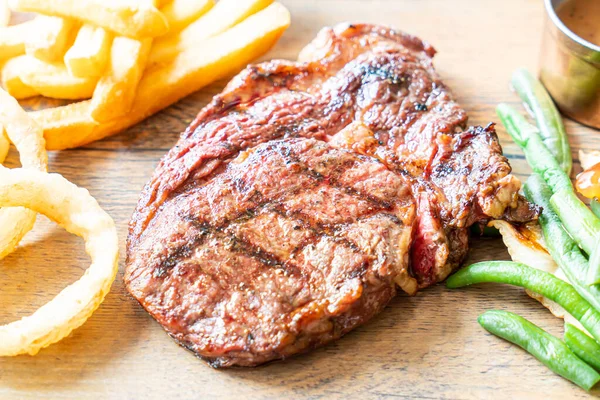 Közepesen ritka marhahús steak zöldséges burgonyával — Stock Fotó