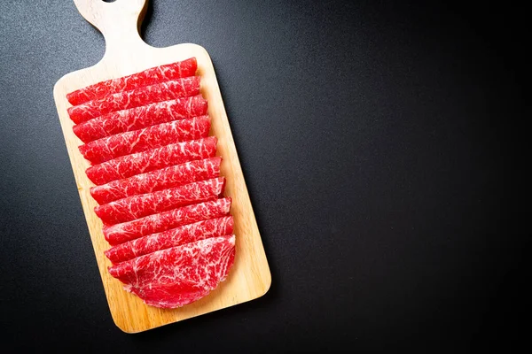 Bœuf frais cru tranché avec une texture marbrée — Photo