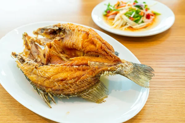 Ikan kakap goreng diatapi dengan saus ikan — Stok Foto