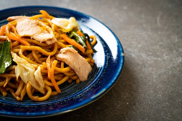 Macarrão de yakisoba frito com frango — Fotografia de Stock