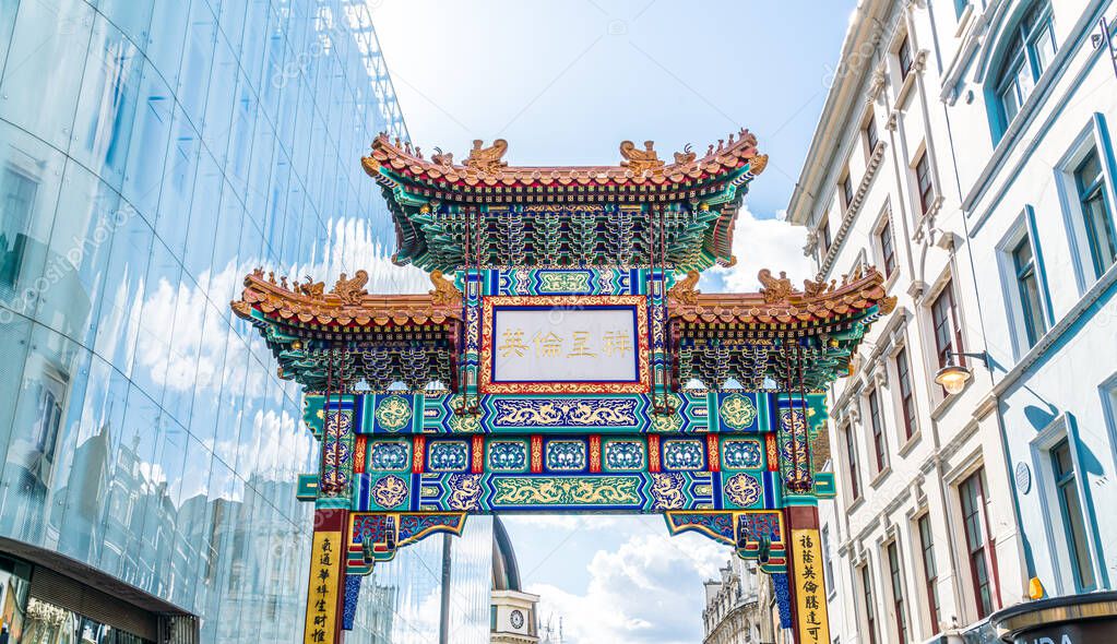 London Chinatown entrance gate in traditional chinese design, En