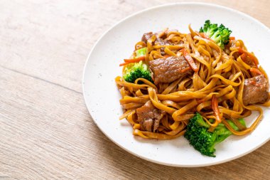 domuz ve sebze ile kızarmış erişte