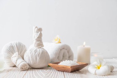Spa bitkisel top mum ve orkide ile sıkıştırma