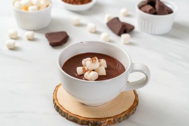 Şekerlemeli sıcak çikolata.