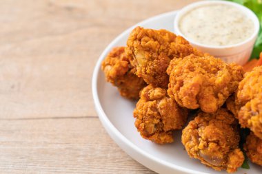 Kızarmış baharatlı tavuk kanadı