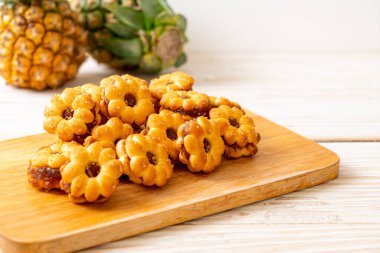 ananas reçeli ile çiçek bisküvi