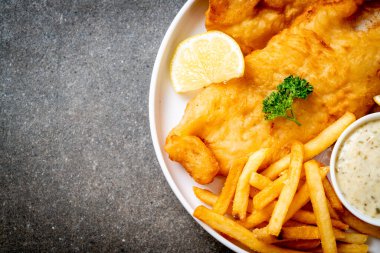 Kızartmalı balık ve patates kızartması.