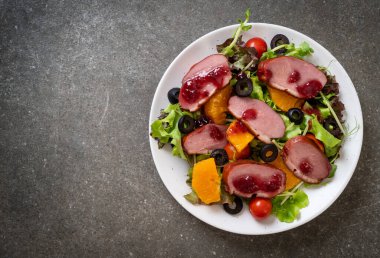 Kızarmış ördek göğsü salatası