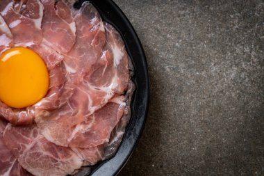 taze dilimlenmiş domuz yumurta ile ham