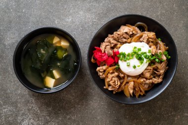 domuz eti pilav kasesi ile yumurta (Donburi) - Japon yemekleri 
