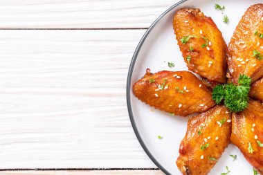 Barbekü tavuk kanatları beyaz susam ile