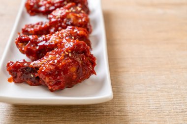 Baharatlı soslu kızarmış tavuk 