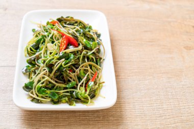 Istiridye sosu ile Kızarmış ayçiçeği Sprout