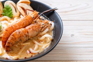 Baharatlı karides udon ramen noodle (Tom Yum Goong)