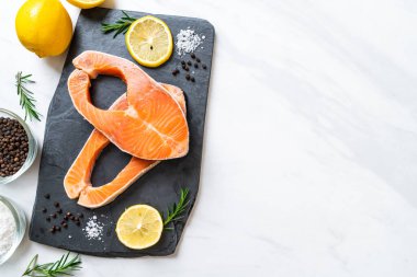 taze çiğ somon fileto biftek