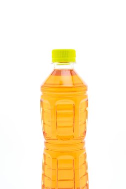 şişe buzlu çay ve yeşil çay beyaz arka plan üzerinde