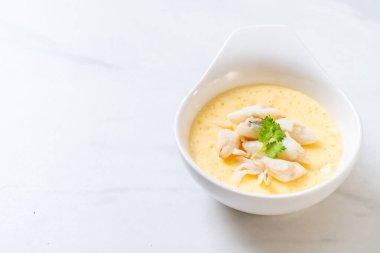 Yengeç ile haşlanmış yumurta