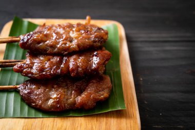 saptırılmış süt domuz beyaz yapışkan pirinç ile ızgara