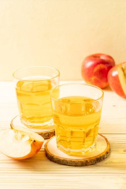 Kırmızı elma meyvesi ile elma suyu