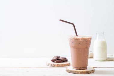 Buzlu çikolata milkshake içecek