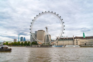 Londra / Uk - 2 Eylül 2019: Thames nehri ile Londra Gözü