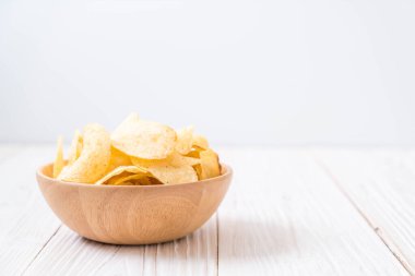 patates cipsi plaka üzerinde