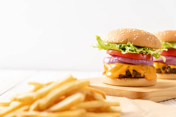 Hamburguesa de carne fresca sabrosa con queso y patatas fritas — Foto de Stock