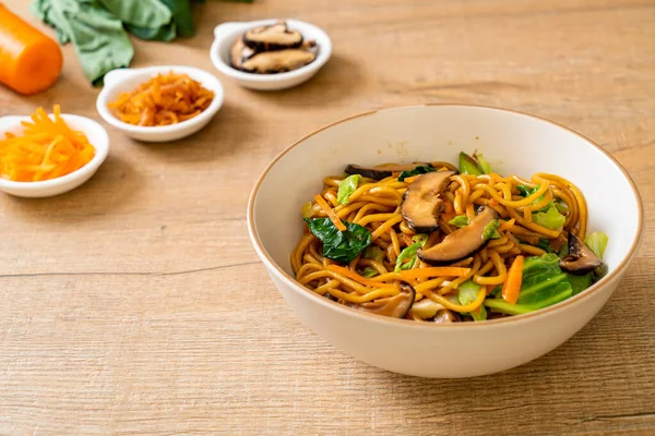 Yakisoba noodles stir-fried with vegetable in asian style - vega — 스톡 사진