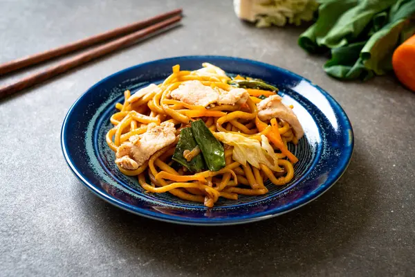 Stir-fried yakisoba noodles with chicken — 스톡 사진