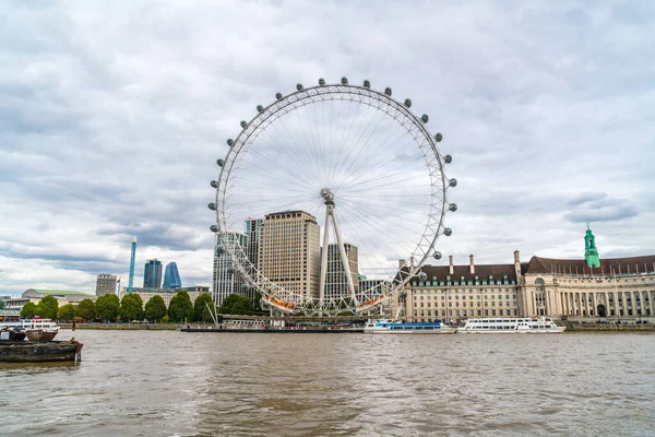 Londra / Uk - 2 Eylül 2019: Thames nehri ile Londra Gözü — Stok fotoğraf