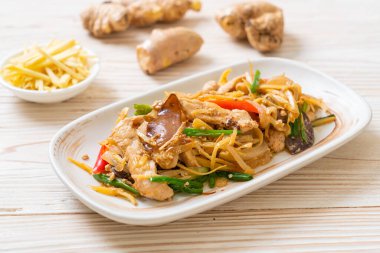 Zencefilli kızarmış tavuk. Asya usulü.