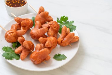 soslu kızarmış sosis şişi.