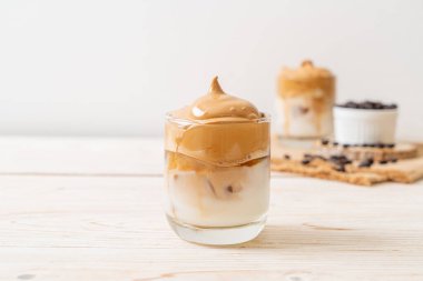 Dalgona kahvesi. Krem şantili buzlu içecek, kahve köpüğü ve süt. Covid-19 şehir karantinası sırasındaki son moda içki, ev konseptinde kalın..