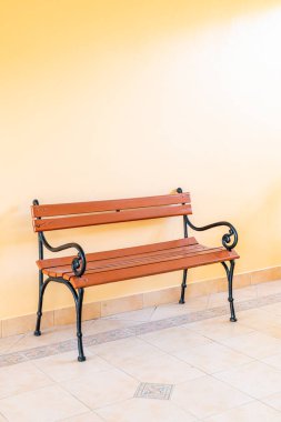 Sarı duvarlı boş bank