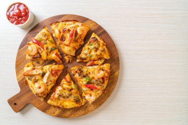 Tahta tepside deniz ürünleri (karides, ahtapot, midye ve yengeç) pizza
