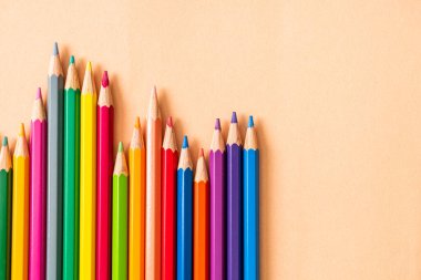 Kağıt arkaplanda kopyalama alanı olan renkli kalem