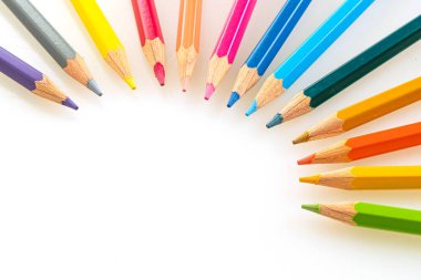 Kopyalama alanı olan beyaz arkaplan üzerindeki renk kalemi