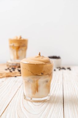 Dalgona kahvesi. Krem şantili buzlu içecek, kahve köpüğü ve süt. Covid-19 şehir karantinası sırasındaki son moda içki, ev konseptinde kalın..