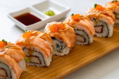 Sos soslu ızgara somon balığı. Japon usulü.