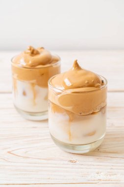 Dalgona kahvesi. Krem şantili buzlu içecek, kahve köpüğü ve süt. Covid-19 şehir karantinası sırasındaki son moda içki, ev konseptinde kalın..