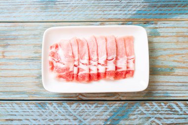 Dilimlenmiş taze domuz filetosu.