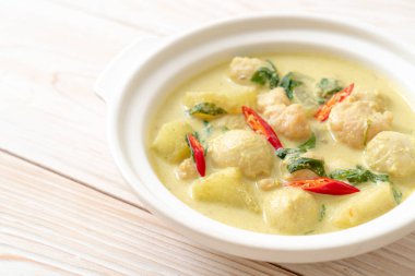 Kıymalı yeşil köri çorbası ve kasede köfte. Asya usulü.