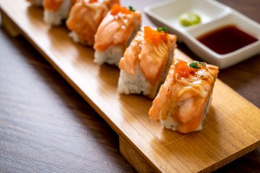 Sos soslu ızgara somon balığı. Japon usulü.